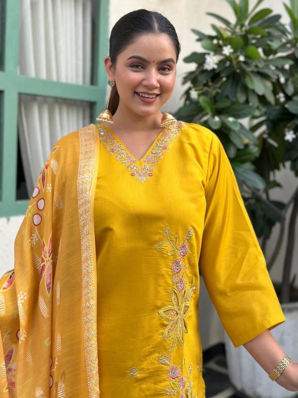 VP 9801 Y Saanvi Embroidered Silk Blend Kurta